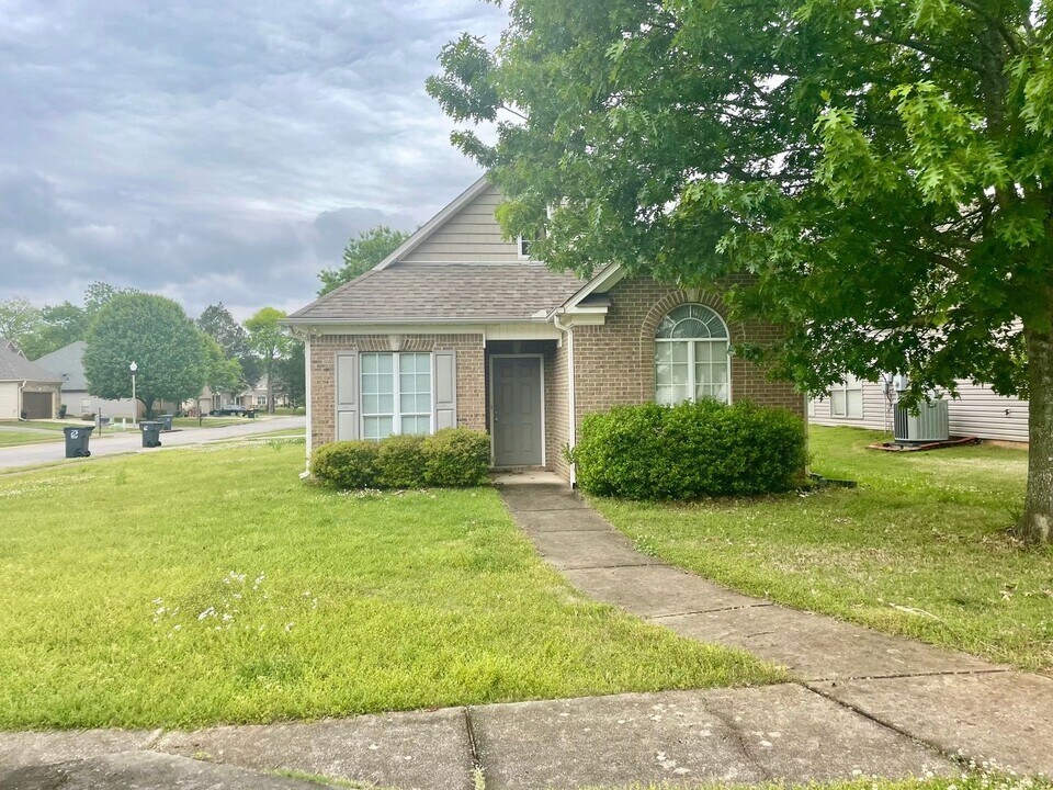 2174 Parsons Dr in Moody, AL - Building Photo