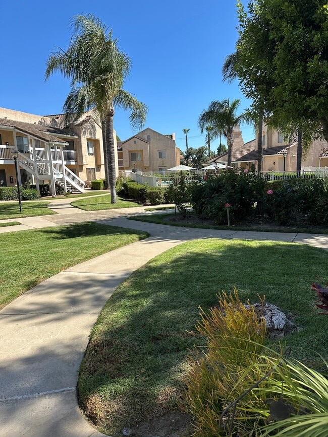 La Verne Senior Apartments in La Verne, CA - Foto de edificio - Building Photo