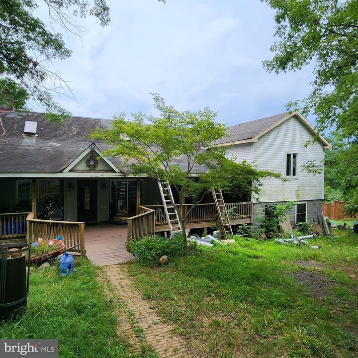 18099 Canby Rd in Leesburg, VA - Building Photo