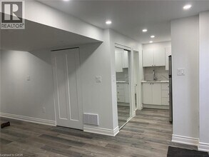 1005 Farmstead Dr in Milton, ON - Building Photo - Building Photo