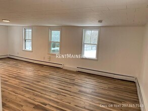 1084 School St in Veazie, ME - Building Photo - Building Photo