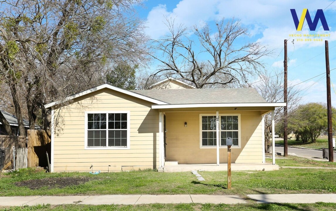 251 Cooper St in San Antonio, TX - Building Photo