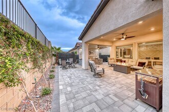 101 Mirage Vw Dr in Henderson, NV - Building Photo - Building Photo