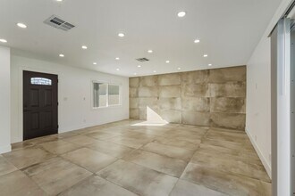 22255 Wyandotte St in Canoga Park, CA - Building Photo - Building Photo