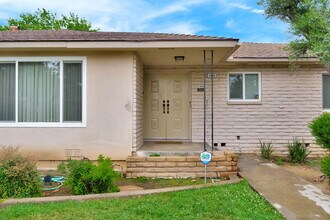 1564 E Escalon Ave in Fresno, CA - Building Photo - Building Photo