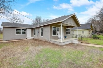 720 E Guadalupe St in La Grange, TX - Building Photo - Building Photo