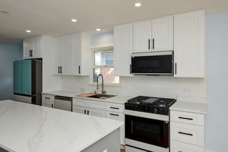 8544 W Roseview Dr in Niles, IL - Building Photo - Building Photo