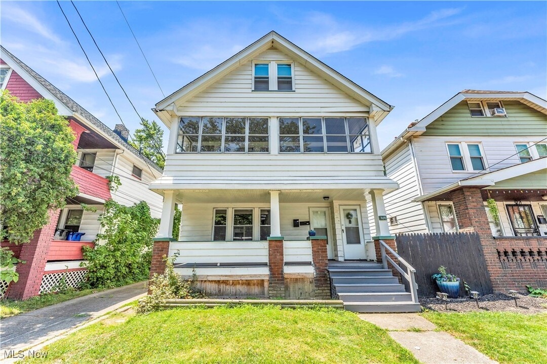 364 E 161st St in Cleveland, OH - Building Photo