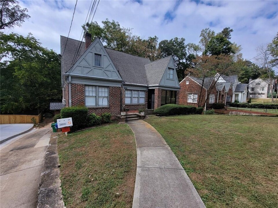 1896 Ridgewood Dr NE in Atlanta, GA - Foto de edificio