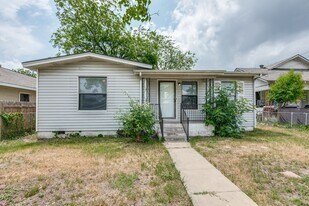142 Helena St in San Antonio, TX - Building Photo