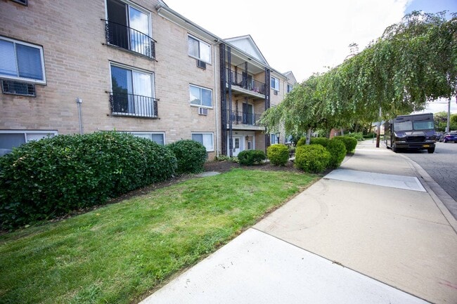 50 Lenox Rd in Rockville Centre, NY - Building Photo - Building Photo