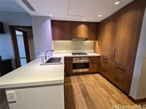 1555 Kapiolani Blvd in Honolulu, HI - Building Photo - Building Photo