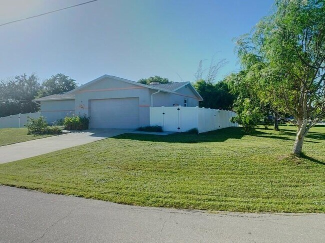 323 Dolphin Pkwy in Punta Gorda, FL - Building Photo - Building Photo