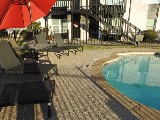 327 W Hufsmith Rd in Tomball, TX - Foto de edificio - Building Photo