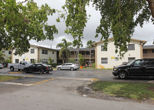 Sunriser Place in Sunrise, FL - Foto de edificio - Building Photo