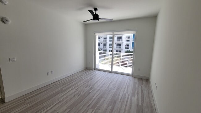 2431 NE 187th St, Unit B2 in Miami, FL - Building Photo - Building Photo