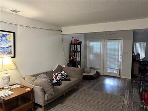 2425 Holly Hall St in Houston, TX - Building Photo - Building Photo