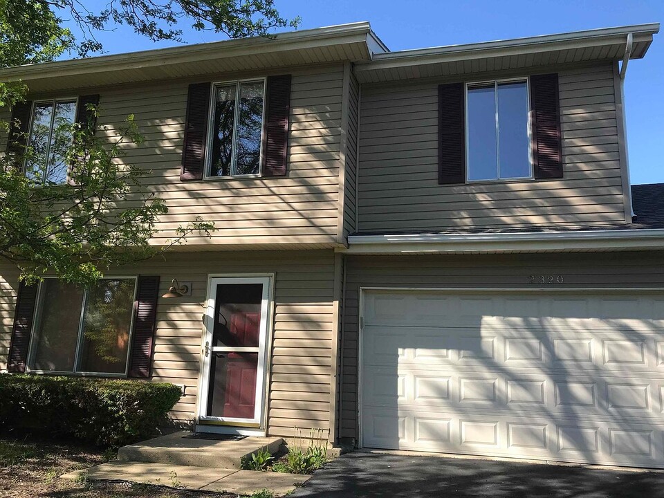 2320 Woodview Ln in Naperville, IL - Foto de edificio