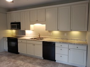 454 W Wisconsin Ave, Unit 2 in Oconomowoc, WI - Building Photo - Building Photo