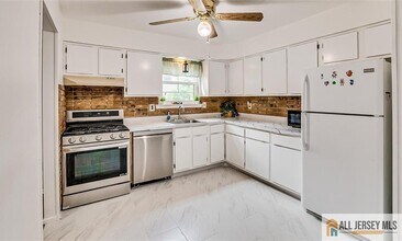 7402 Hana Rd in Edison, NJ - Building Photo - Building Photo