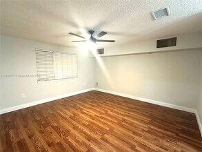14730 SW 90th Terrace in Miami, FL - Foto de edificio - Building Photo
