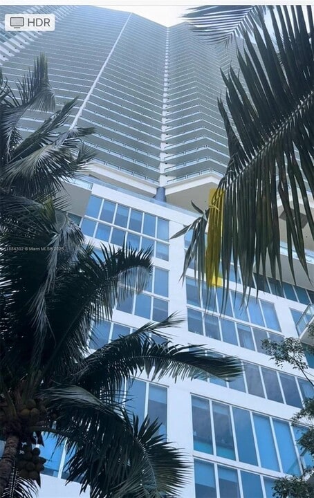 185 SW 7th St in Miami, FL - Building Photo