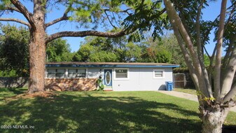 7039 Cotillion Rd N in Jacksonville, FL - Building Photo