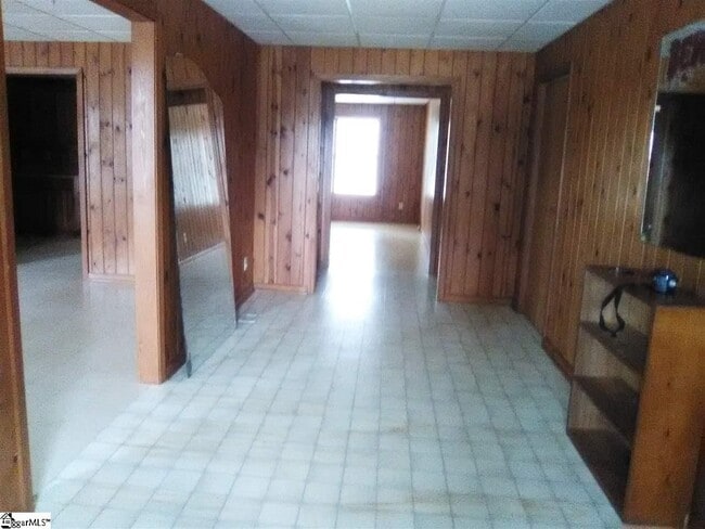 1244 E Butler Rd in Greenville, SC - Foto de edificio - Building Photo