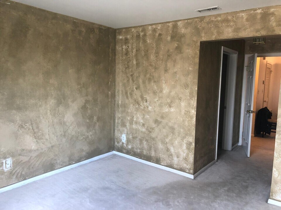 632 Waterford Dr in Edison, NJ - Building Photo