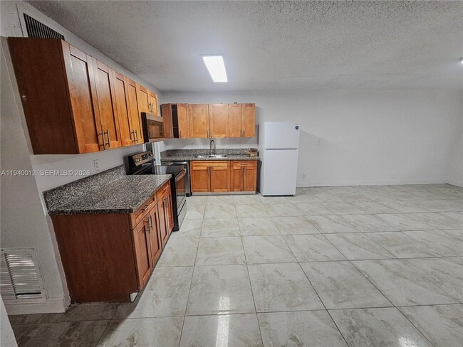 5615 NW 27th Ct in Lauderhill, FL - Building Photo - Building Photo