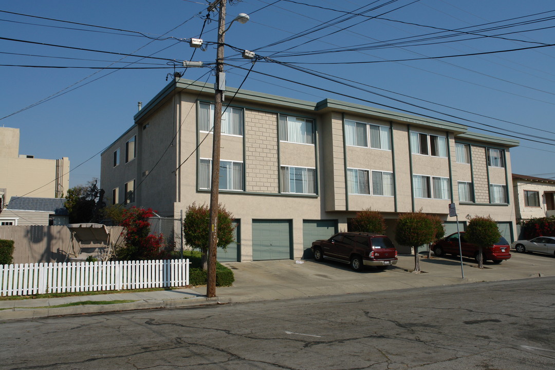 131 Santa Maria Ave in San Bruno, CA - Building Photo