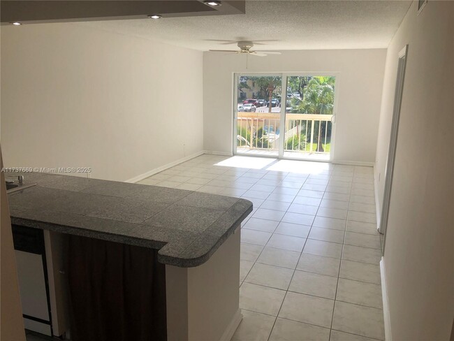 7825 Camino Real in Miami, FL - Building Photo - Building Photo