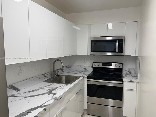 4721 NW 7th St in Miami, FL - Building Photo - Building Photo