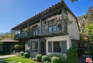 2097 Outpost Dr in Los Angeles, CA - Building Photo