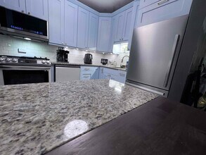 550 W Surf St in Chicago, IL - Building Photo - Building Photo