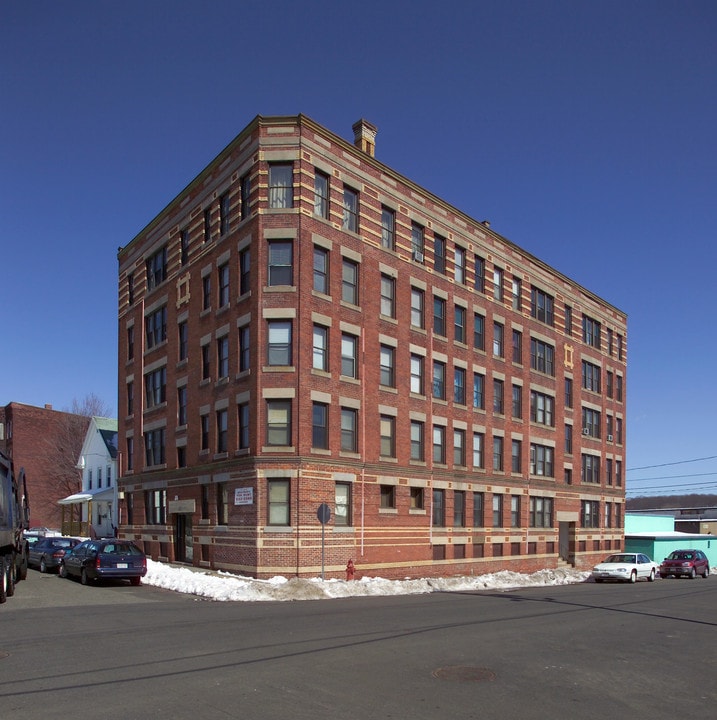 106 North East St in Holyoke, MA - Foto de edificio