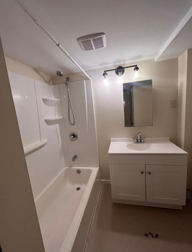 125 Hickok St, Unit 1 in Winooski, VT - Foto de edificio - Building Photo