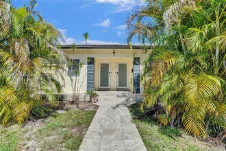 12055 NE 9th Ave in Biscayne Park, FL - Foto de edificio - Building Photo