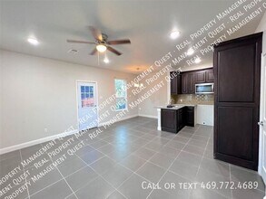 102 Robbins St in Cleburne, TX - Building Photo - Building Photo