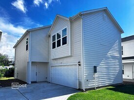 111 Pecan Ln in Lake Jackson, TX - Building Photo