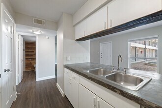 5005 Manor Rd in Austin, TX - Building Photo - Building Photo