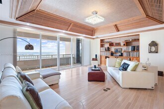3 Grove Isle Dr in Miami, FL - Building Photo - Building Photo