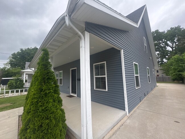 613 W Harrison St in Springfield, MO - Building Photo - Building Photo