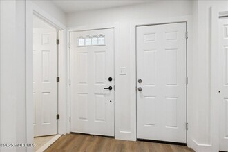 18 Oak Knl Dr in Matawan, NJ - Building Photo - Building Photo