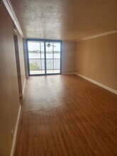 114 Lake Emerald Dr in Oakland Park, FL - Building Photo - Building Photo