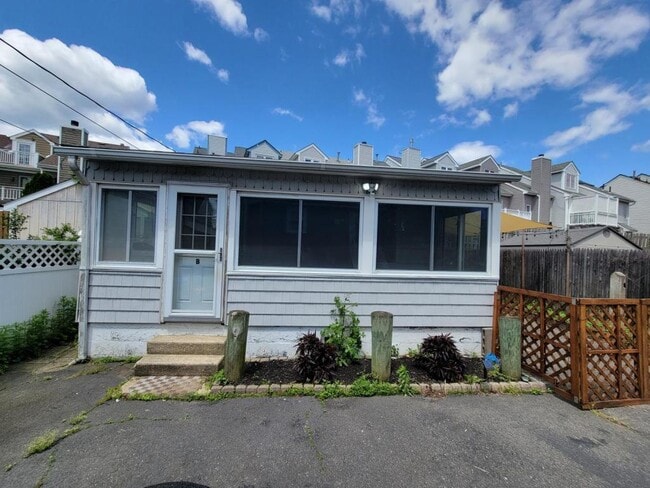 18 Atlantic St in Highlands, NJ - Building Photo - Building Photo