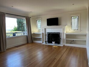 3211 37th Ave SW in Seattle, WA - Building Photo - Building Photo