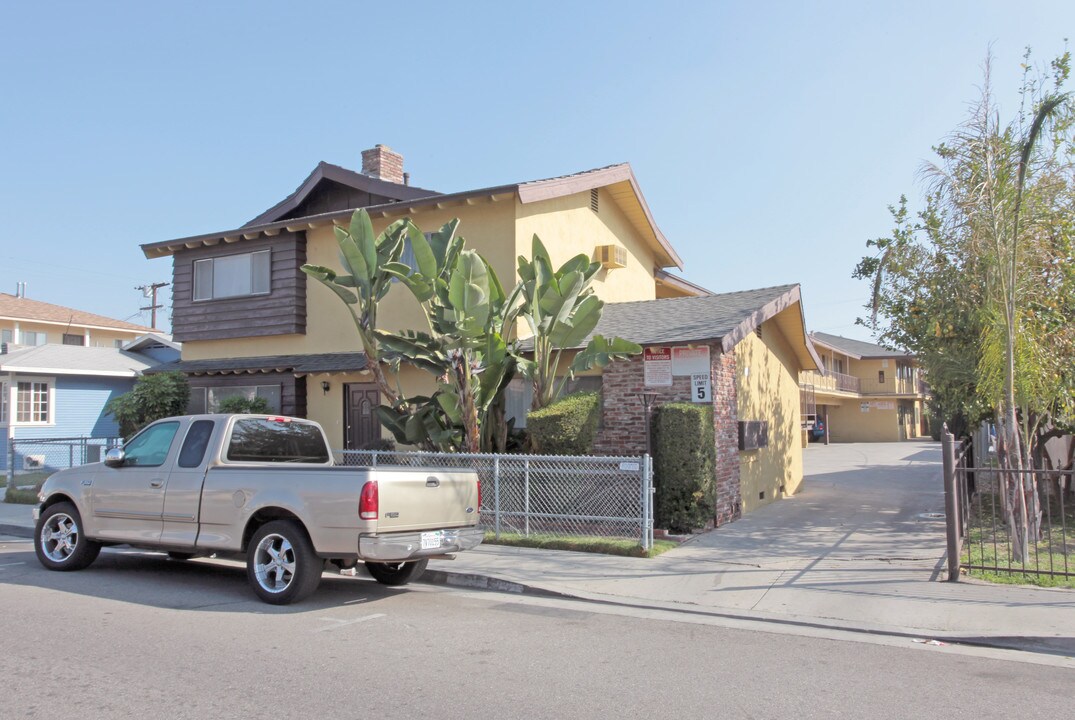 6928 Mountain View Ave in Huntington Park, CA - Foto de edificio