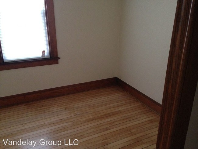 2404 N Dousman St in Milwaukee, WI - Building Photo - Building Photo