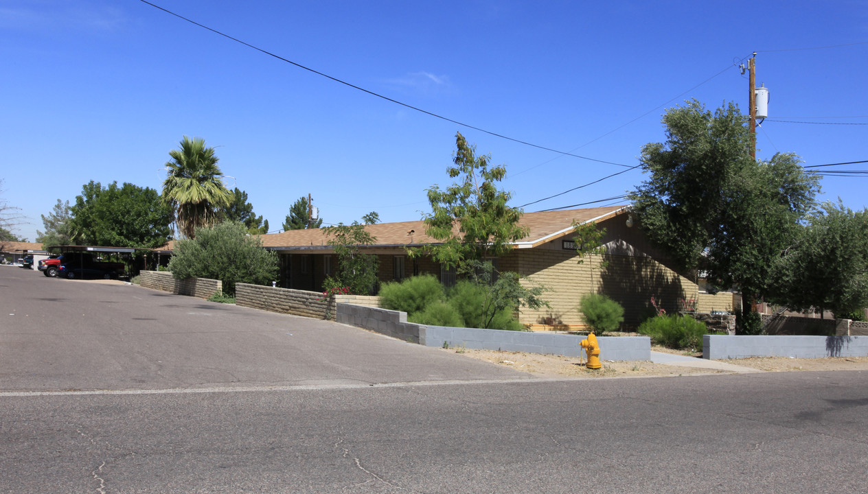 Desert Villa in Phoenix, AZ - Building Photo